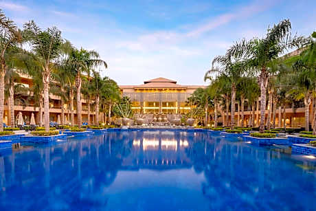 Dusit Thani LakeView Cairo