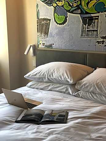 XL Room (2 Adults + 2 Children)