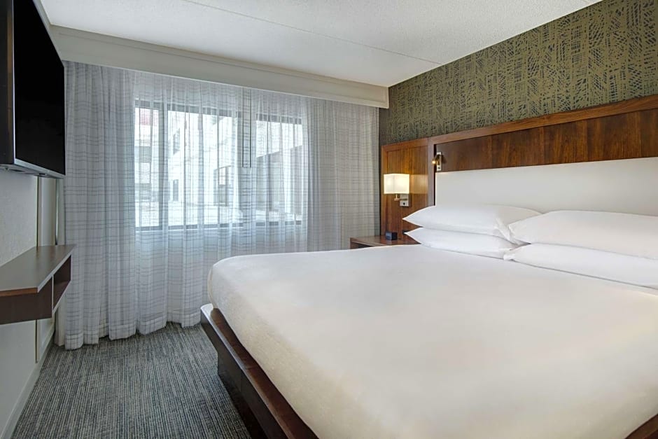 Embassy Suites By Hilton Detroit Metro Airport