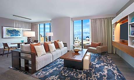 1 King 1 Bedroom Luxury Suite City View With Hearing Access
