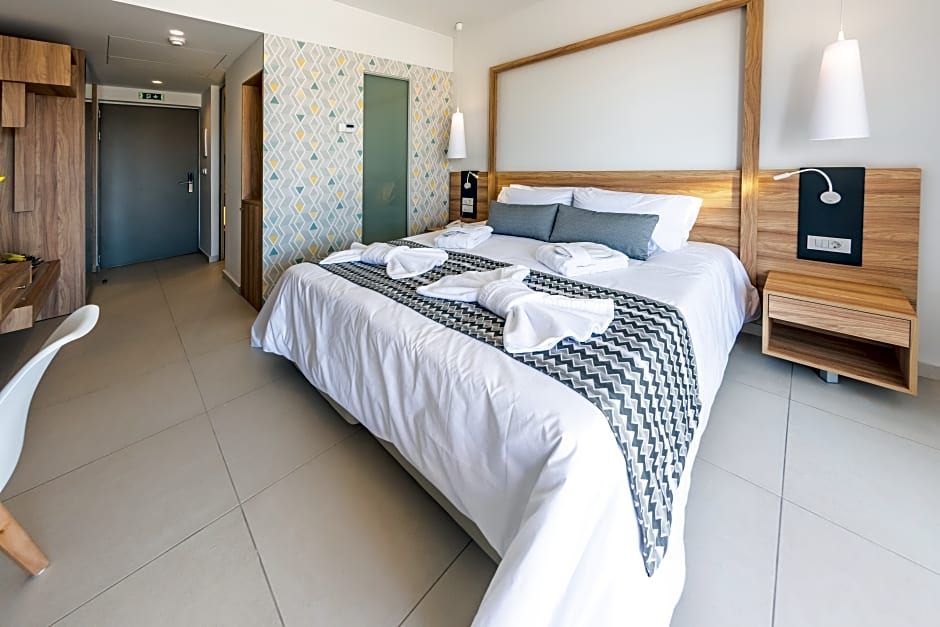 Foto 1 de 2 de Superior 1 Double Bed or 2 Beds, Side Sea View