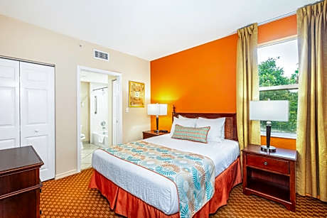 Deluxe One-Bedroom Queen Suite