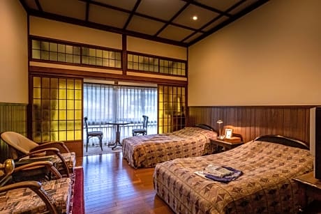 Standard Twin Room with Shared Bathroom