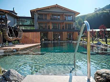 Wellness und Brunch Hotel MorgenZeit beheizter Naturpool mit Sandstrand Genuss Frühstück bis 13 Uhr Hochkönig Sommercard