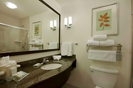 2 Queen Mobility Accessible W/ Bathtub