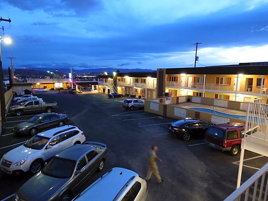 Economy Inn & Suites