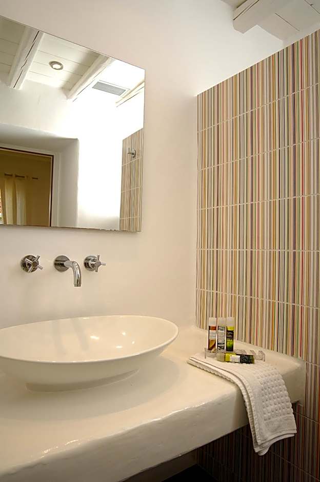 Kapetan Tasos Suites