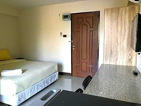 Budget Room 1 Queen Bed