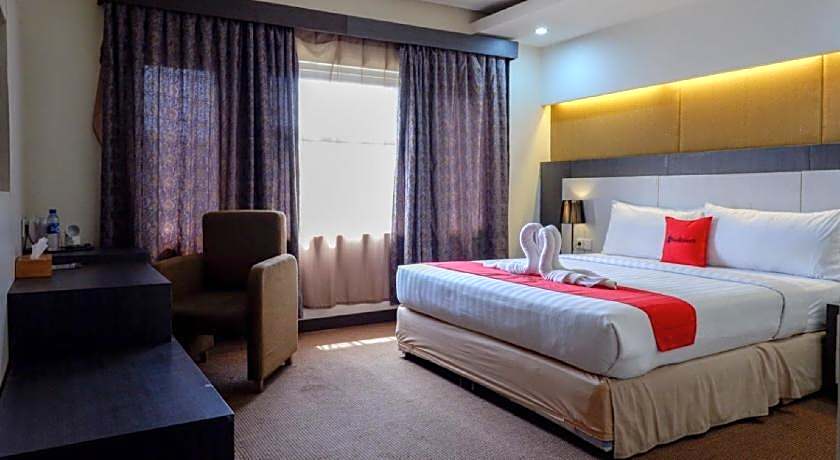 RedDoorz Plus near Hotel Benua Kendari