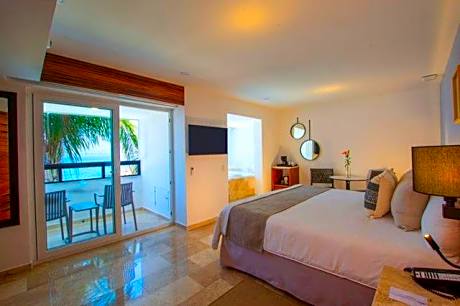 Honeymoon Suite with Jacuzzi - Ocean Front