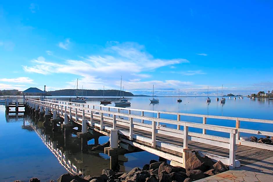 Zorba Waterfront Motel