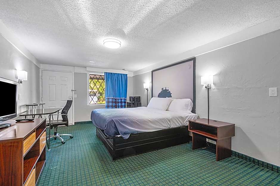 Super 8 by Wyndham Lantana West Palm Beach