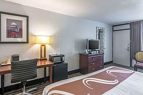 1 King Bed, Nonsmoking, Accessible