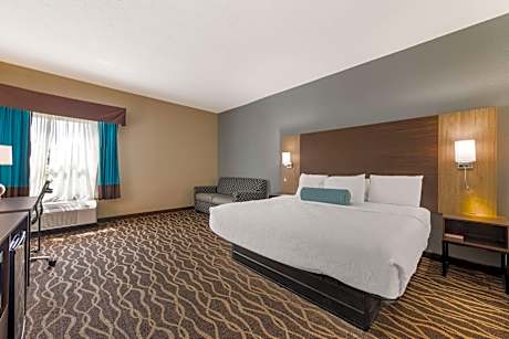 1 King Bed Sofabed for one person Microwave, Refri