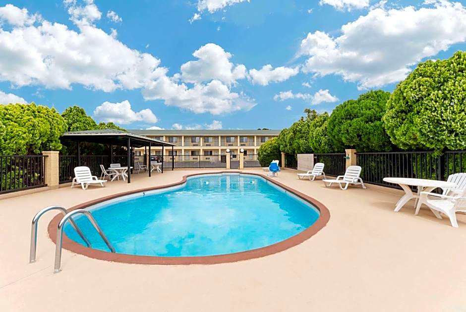 Days Inn by Wyndham Snyder