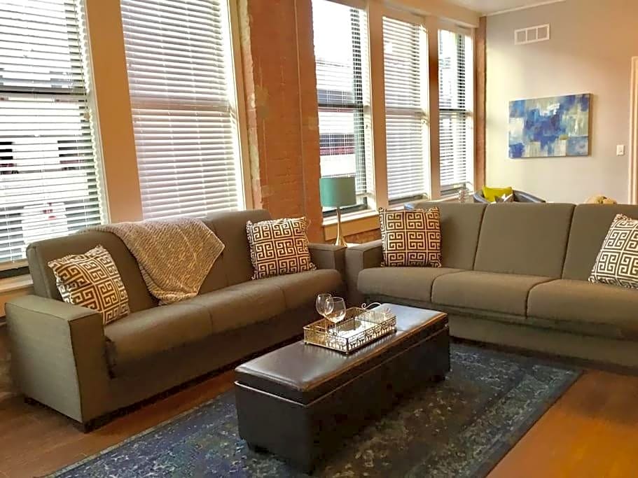 1480Sq ft 2BR 2BA LOFT Downtown KC Historic Build