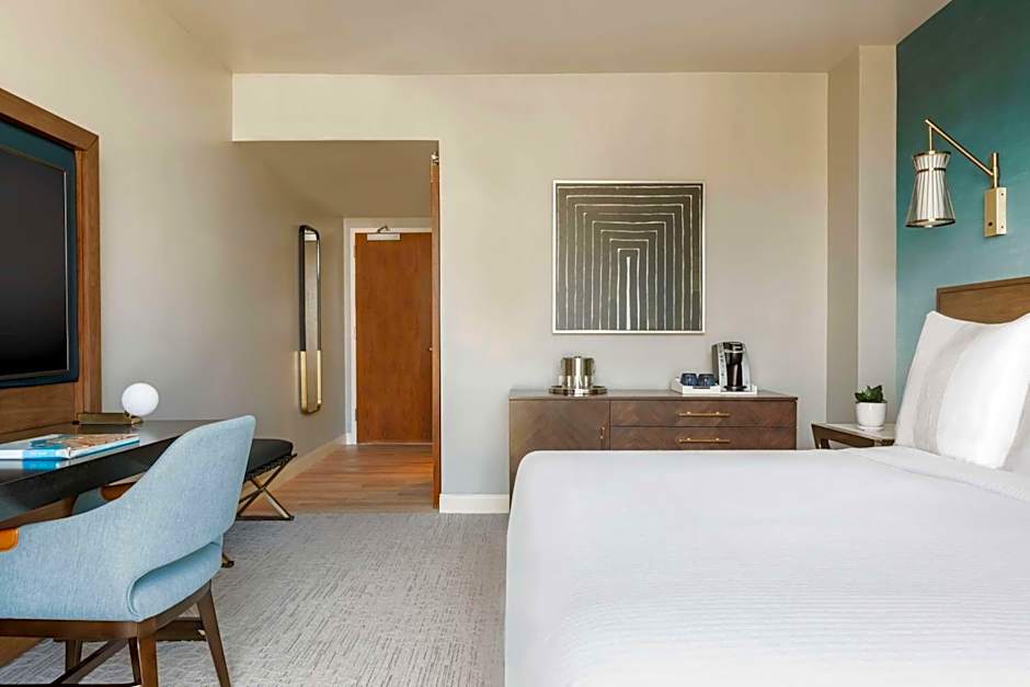 Photo 1 of 9 of 1 King Bed, City View