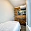 Sub-Penthouse Apartment with Jacuzzi Pool & Sauna