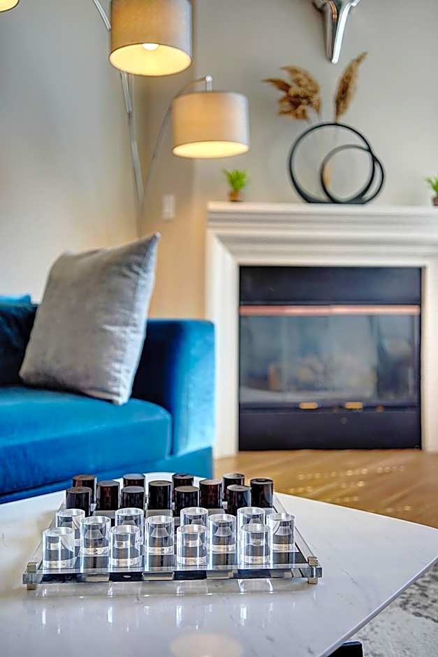 Penthouse One Bedroom Garden View Condo by UCLA