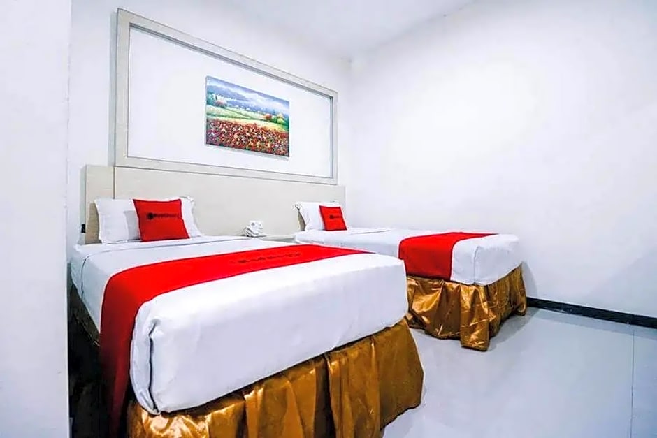 RedDoorz Plus near Sultan Hasanuddin Airport