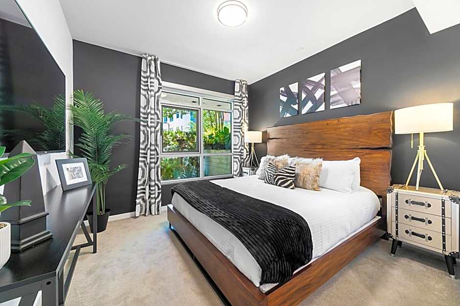 Beverly Grove Chic City Oasis 2 BR Apt with Den 138