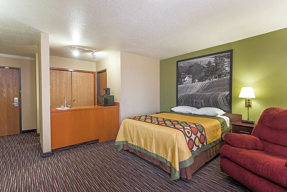 Super 8 by Wyndham Germantown/Milwaukee