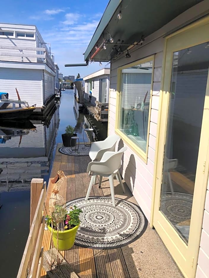 Houseboat apartment with water terrace, free bikes & fast wifi