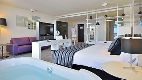 THE LEVEL SUITE SOLARIUM