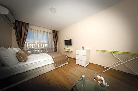One-Bedroom Apartment with Balcony (3 Adults)