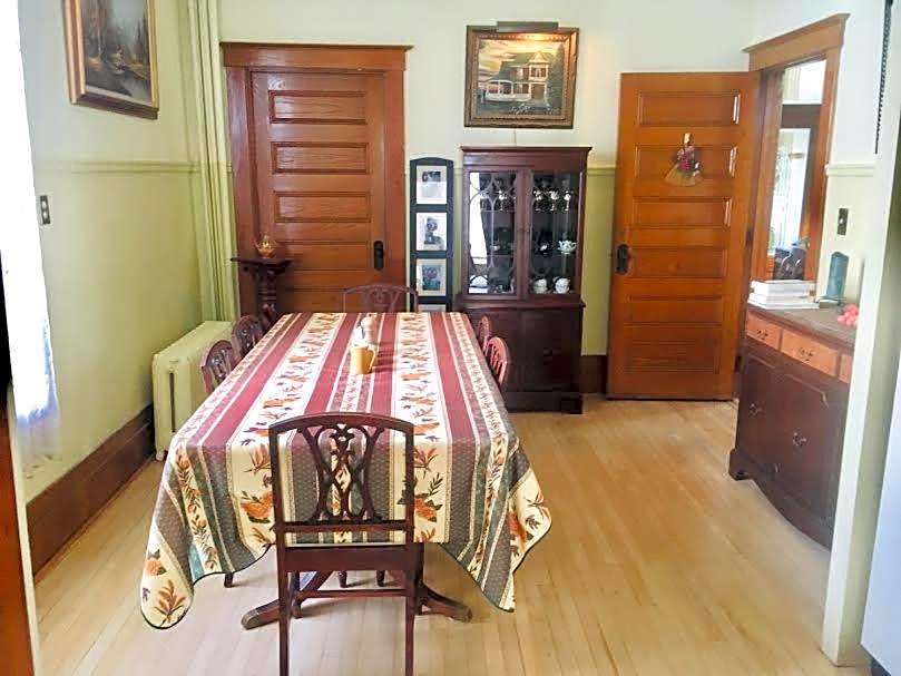 Le Petit Château Montebello B&B