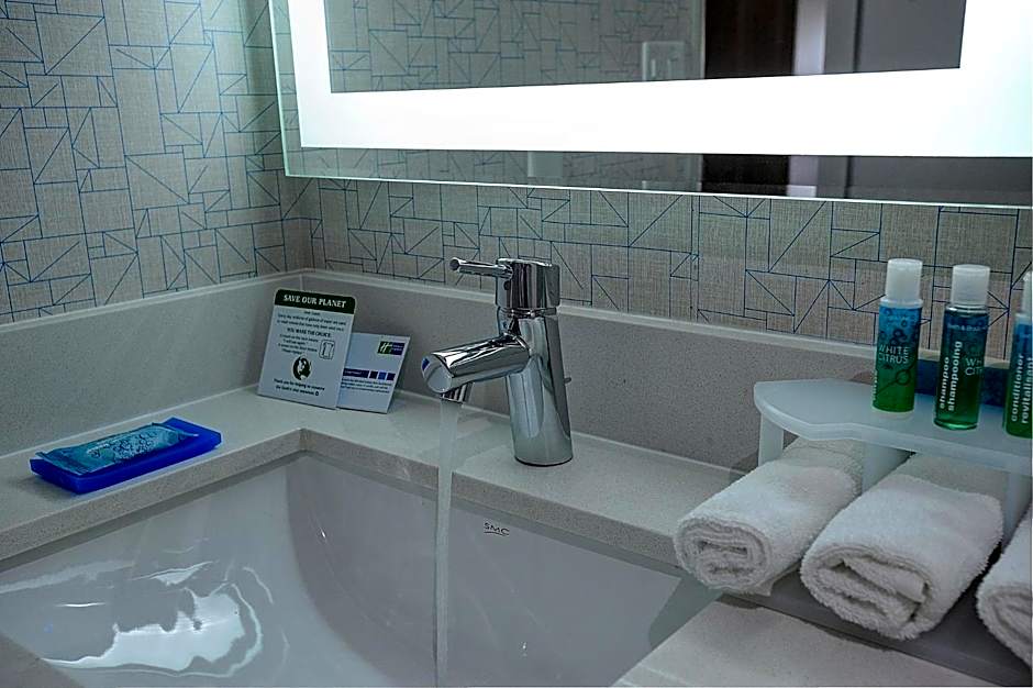 Holiday Inn Express & Suites Toronto Airport West By IHG