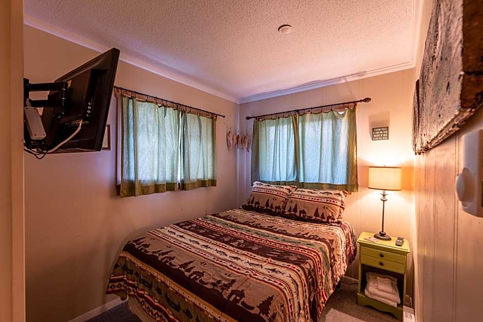 Sunsets at Summit 108b, free WI-FI, parking and AC