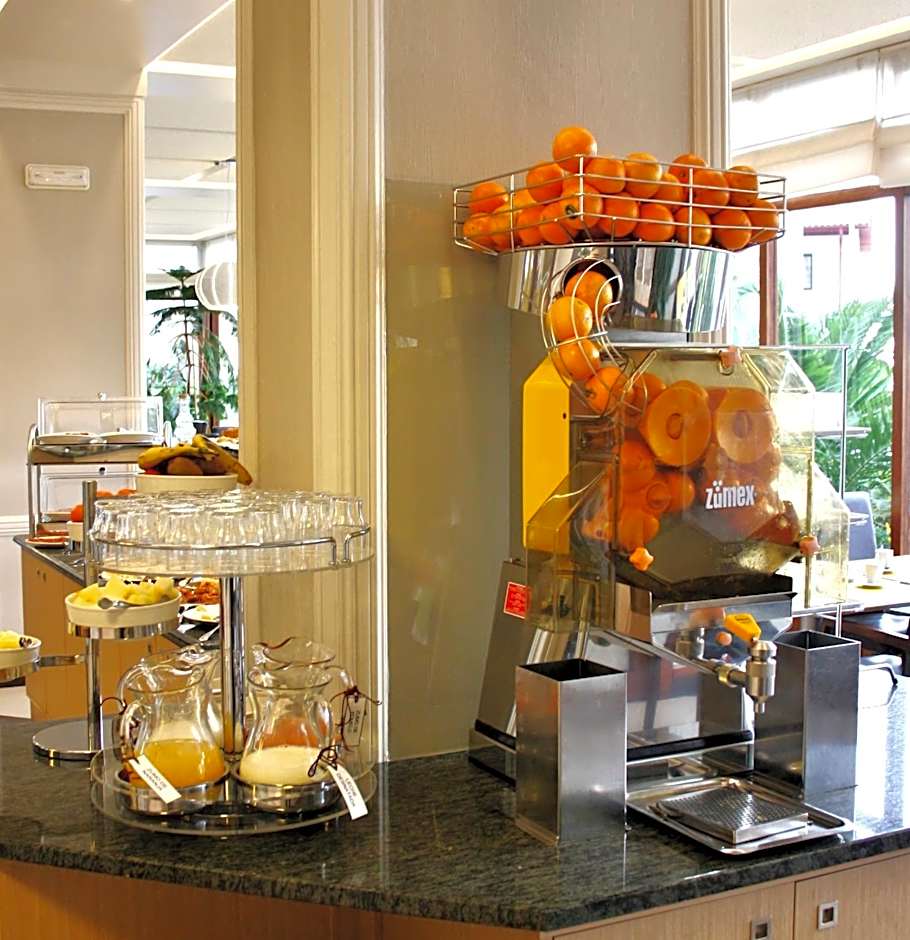 Las Rocas Playa Hotel