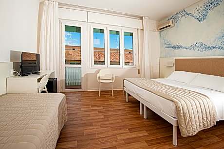 Classic Double or Twin Room with Balcony