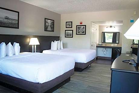 Queen Room with Two Queen Beds - Non-Smoking