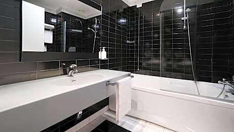 Premium King Room with Sofa Bed and Square View