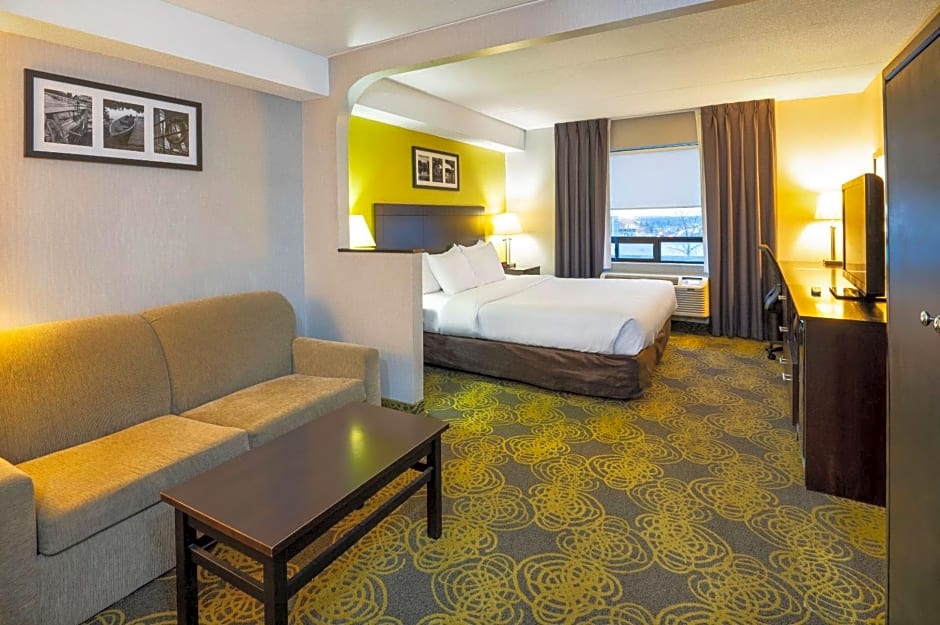Comfort Hotel & Suites