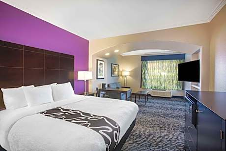 Deluxe King Suite with Bath Tub - Mobility/Hearing Access - Non-Smoking