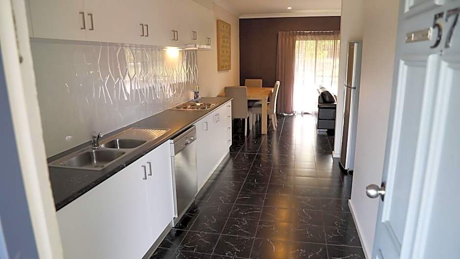 Blazing Stump Motel & Suites