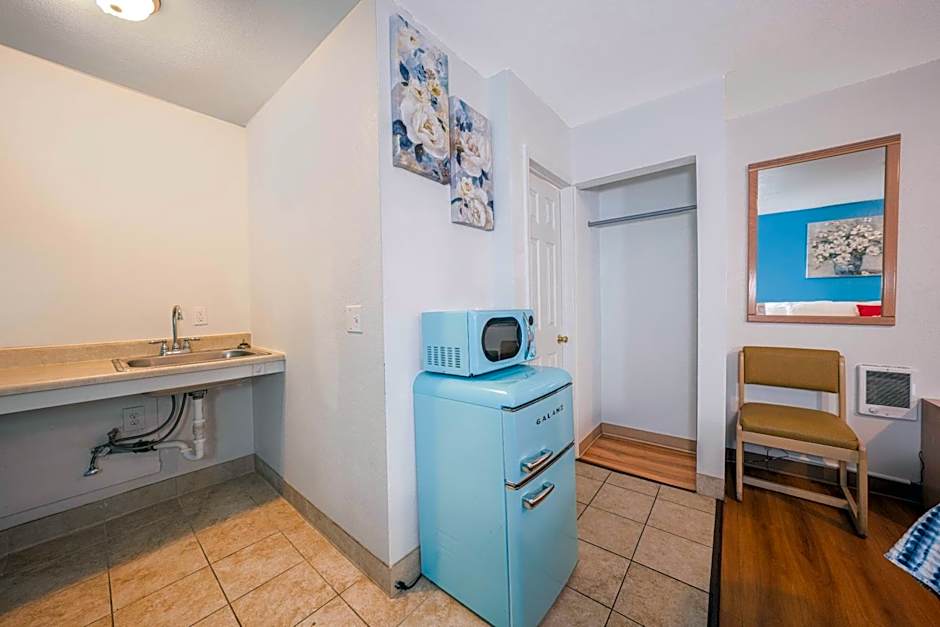 Royal Gateway Motel by OYO