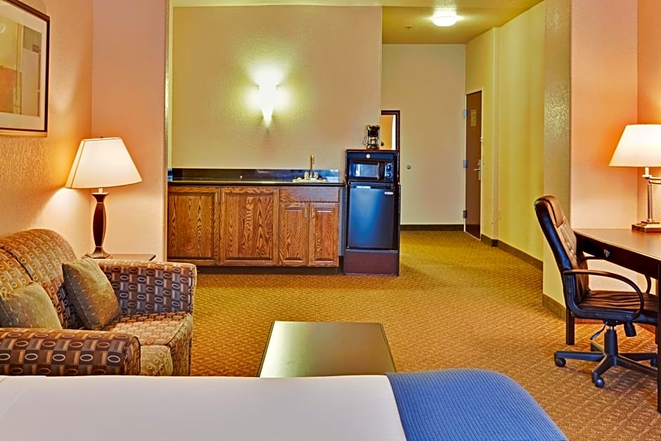 Holiday Inn Express Delano Highway 99