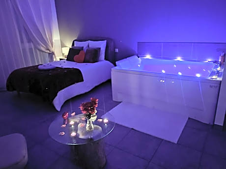 La chambre des tentations , love room avec jacuzzi