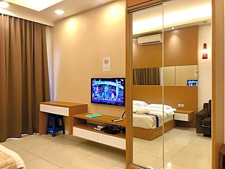 Deluxe One-Bedroom Apartment with Garden View