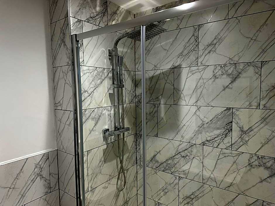 Studio & 1 Bedroom Apartments - PE1 - Contractor Friendly - Free Parking - Sofa Beds - Sky TV - Full Kitchen - Washer Dryer - WiFi