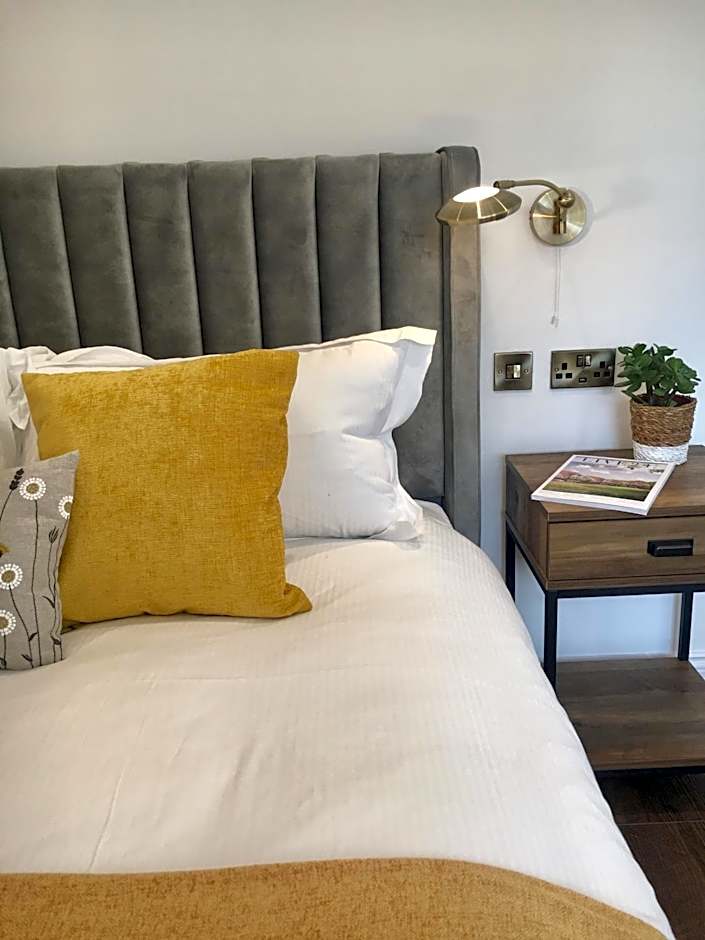 Upstairs at 33 - Self check in boutique accommodation in Worcester Centre