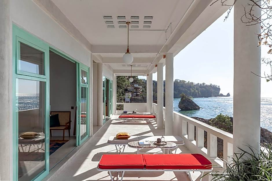 The Rocks - 6BR Beachfront Villa, Surf-in Location