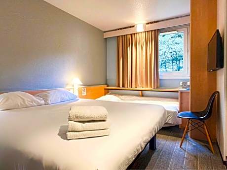 Standard Room with One Double Bed and One Single Bed