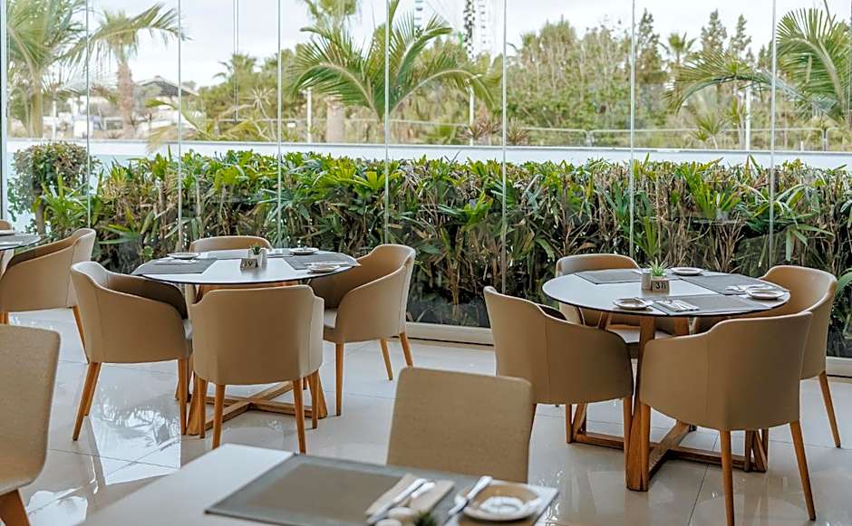 Seasons Hotel (Adults Only)