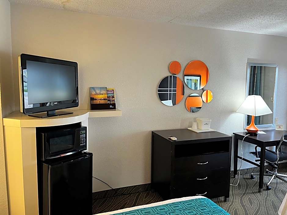 Howard Johnson by Wyndham Houston Heights/Downtown