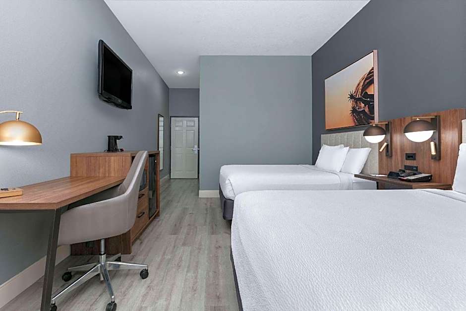 Photo 1 of 2 of 1 Double Bed, Hearing/Mobility Accessible, Grab Bars, Bathtub